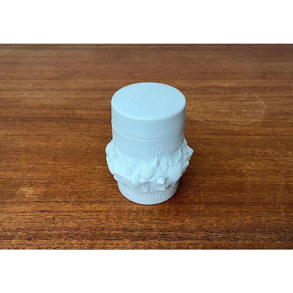 Caja de porcelana blanca alemana de mediados de siglo con tapa y diseño de concha, años 60 Cerámico en venta