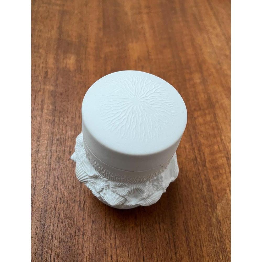 Caja de porcelana blanca alemana de mediados de siglo con tapa y diseño de concha, años 60 en venta 1