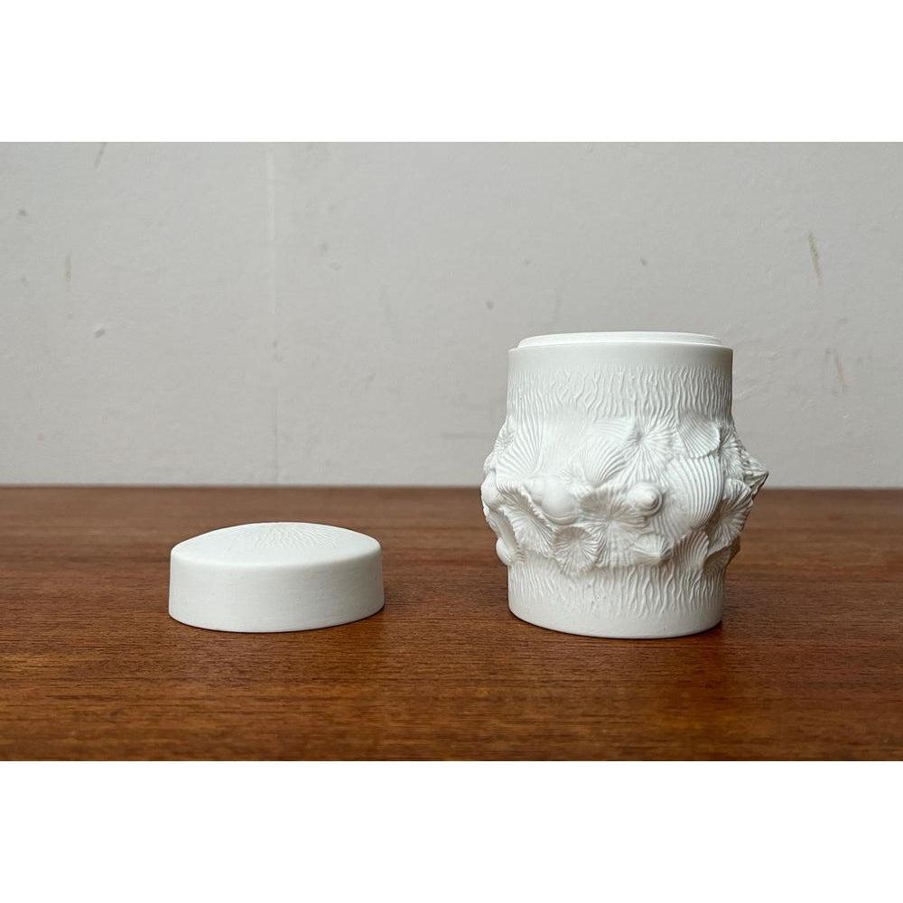Caja de porcelana blanca alemana de mediados de siglo con tapa y diseño de concha, años 60 en venta 2