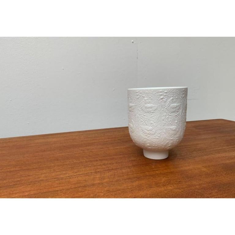 20ième siècle Bougeoir en porcelaine blanche allemande du milieu du siècle par Bjørn Wiinblad pour Rosenthal en vente