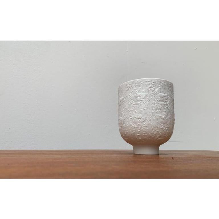 Porcelaine Bougeoir en porcelaine blanche allemande du milieu du siècle par Bjørn Wiinblad pour Rosenthal en vente