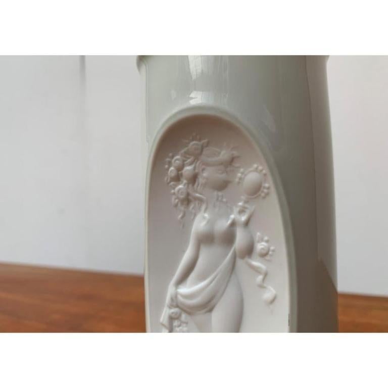Mid-Century German White Porcelain Vase by Bjørn Wiinblad for Rosenthal, 1960s For Sale 2