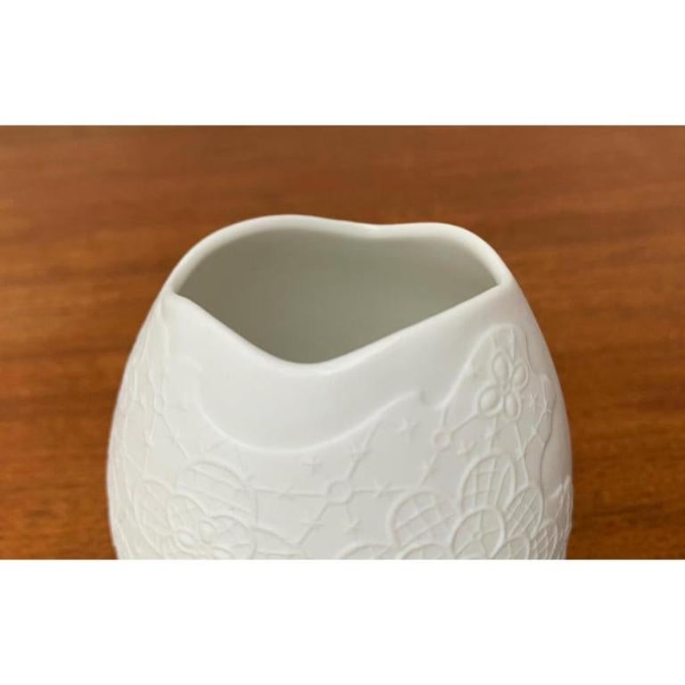 Vaso in porcellana bianca tedesca di metà secolo di M.Frey per Kaiser, anni '60 in vendita 4