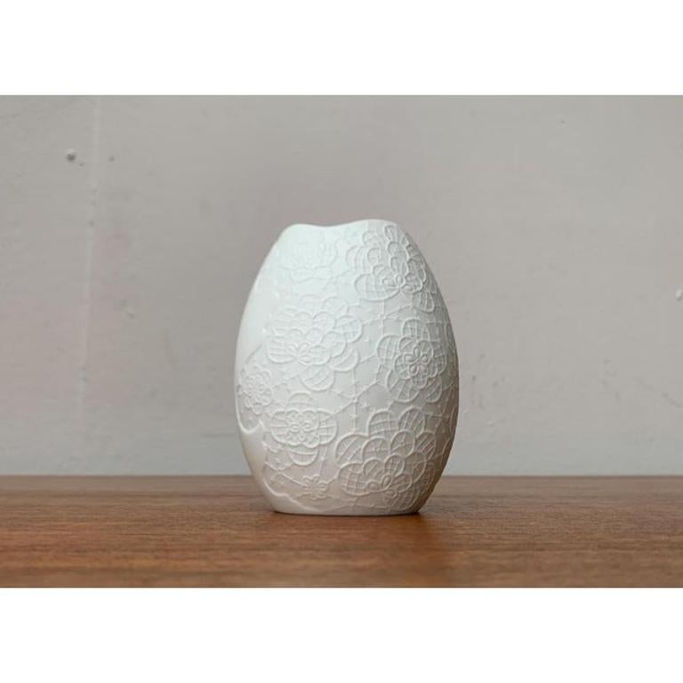 Vaso in porcellana bianca tedesca di metà secolo di M. Frey per Kaiser, anni '60, in ottime condizioni. Progettato tra il 1960 e il 1969 Questo pezzo ha un marchio di attribuzione.

Informazioni aggiuntive:
Materiali: Ceramica
Colore: bianco
Stili: