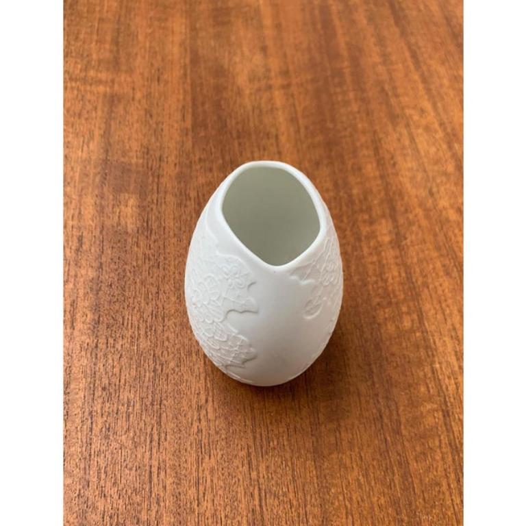Mid-Century moderno Vaso in porcellana bianca tedesca di metà secolo di M.Frey per Kaiser, anni '60 in vendita