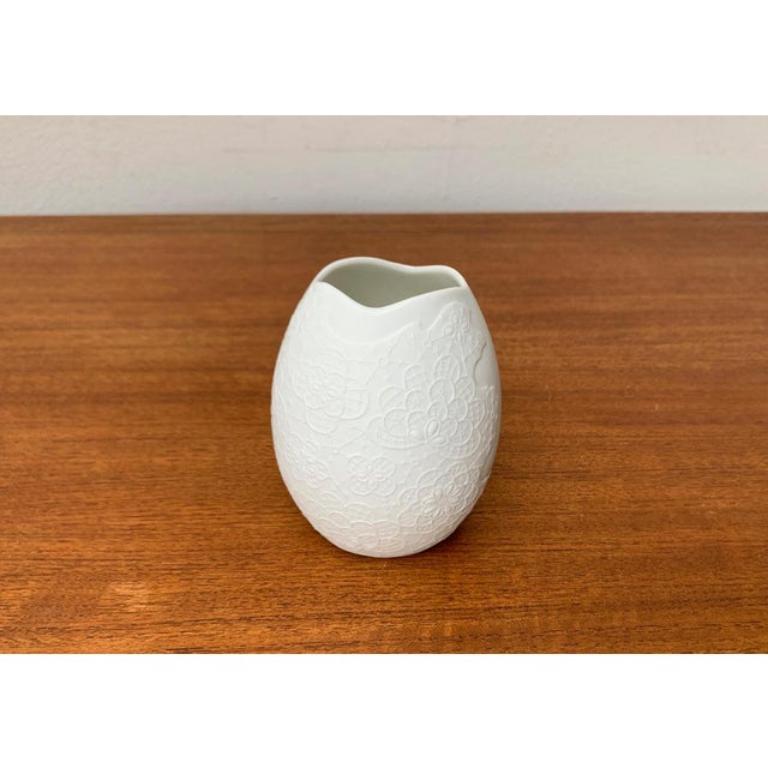 Tedesco Vaso in porcellana bianca tedesca di metà secolo di M.Frey per Kaiser, anni '60 in vendita