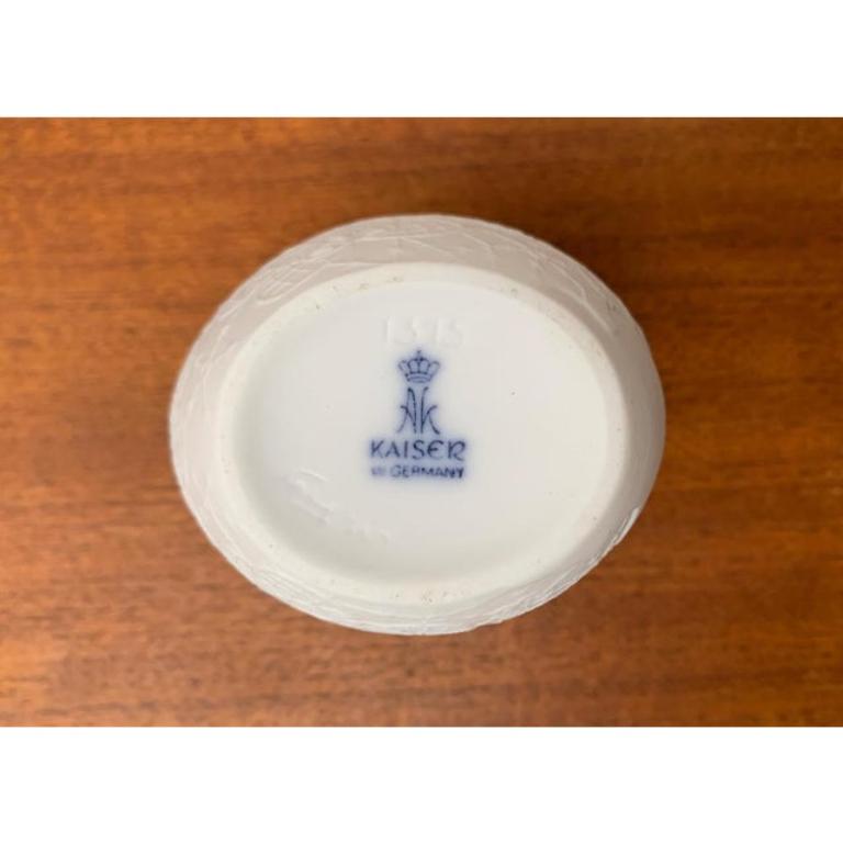 Vaso in porcellana bianca tedesca di metà secolo di M.Frey per Kaiser, anni '60 in vendita 1