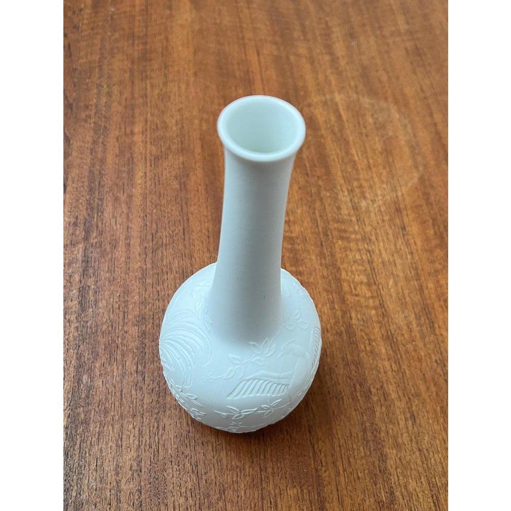 20th Century Mid-Century German White Porcelain Vase with Bird Design from Kaiser, 1960s For Sale