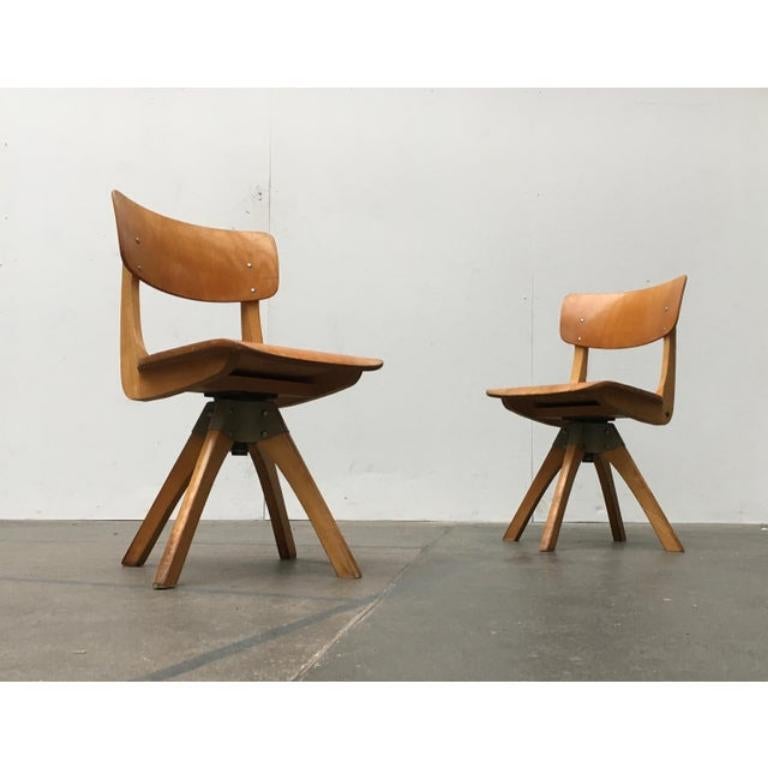 Children's wooden swivel chairs from the renowned manufacturer casala.

a well-known design from schools and other educational institutions. Simple, functional and sturdy. These chairs bear a green coding in the form of a dot, which, as far as i