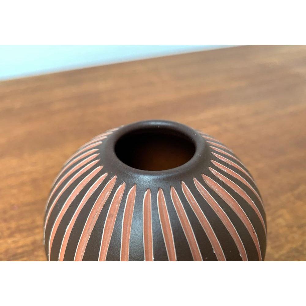 Vaso in ceramica Wormser Terra-Sigillata tedesco di metà secolo, anni '60, in ottime condizioni. Progettato tra il 1960 e il 1969 Questo pezzo ha un marchio di attribuzione.

Informazioni aggiuntive:
Materiali: Ceramica
Colore: marrone
Stili: