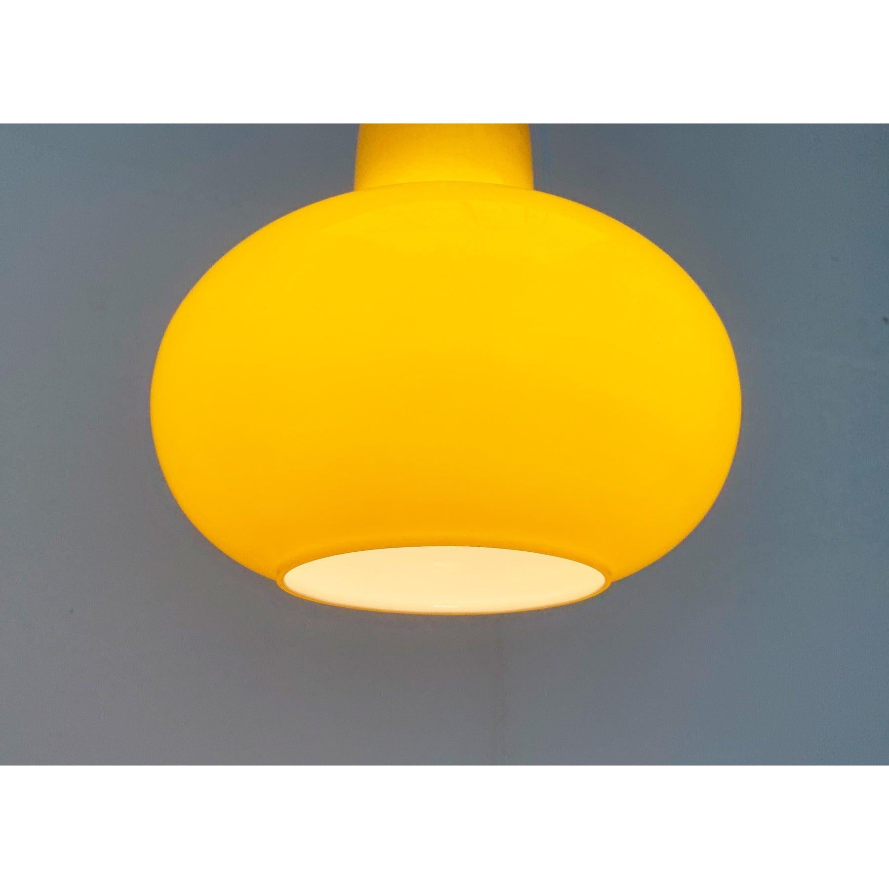Lampada a sospensione in vetro giallo tedesca di metà secolo di Hustadt, anni '60 In condizioni ottime in vendita a Hamburg, DE