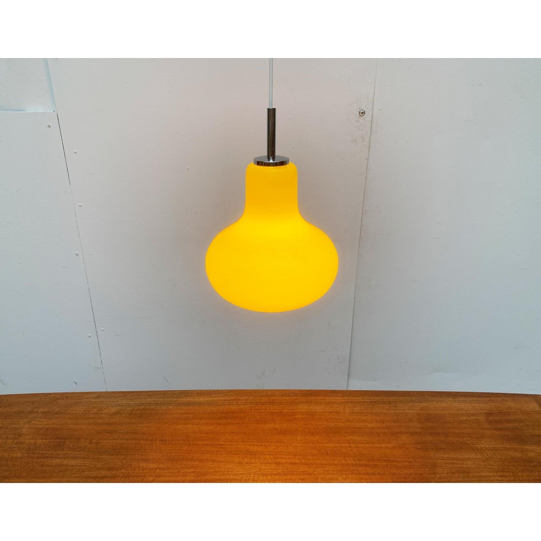 Metallo Lampada a sospensione in vetro giallo tedesca di metà secolo di Hustadt, anni '60 in vendita