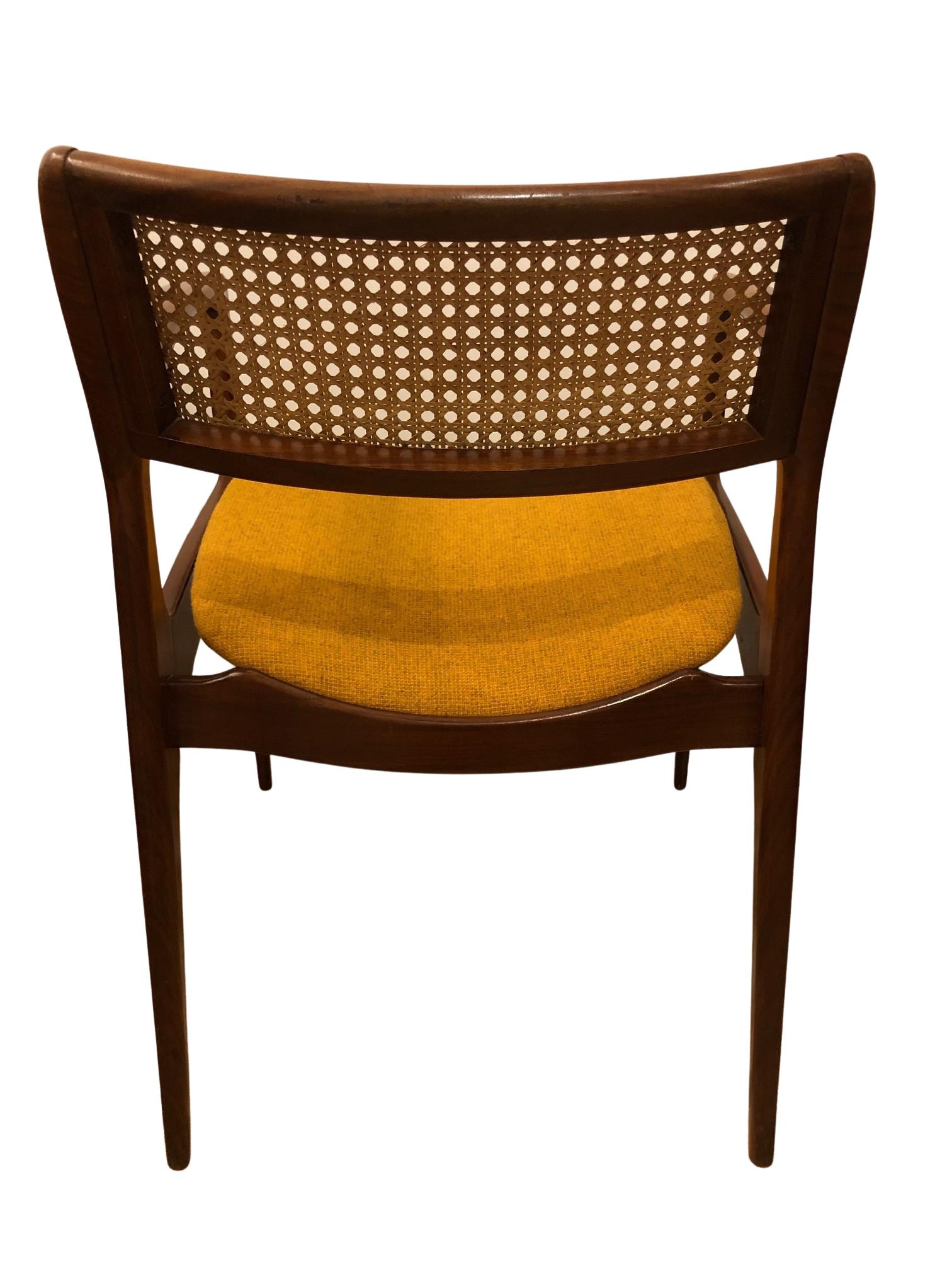 Mid-Century GFM-120 Chair, by Edmund Homa in Solid Wood and Wool, 1960s In Good Condition For Sale In WARSZAWA, 14