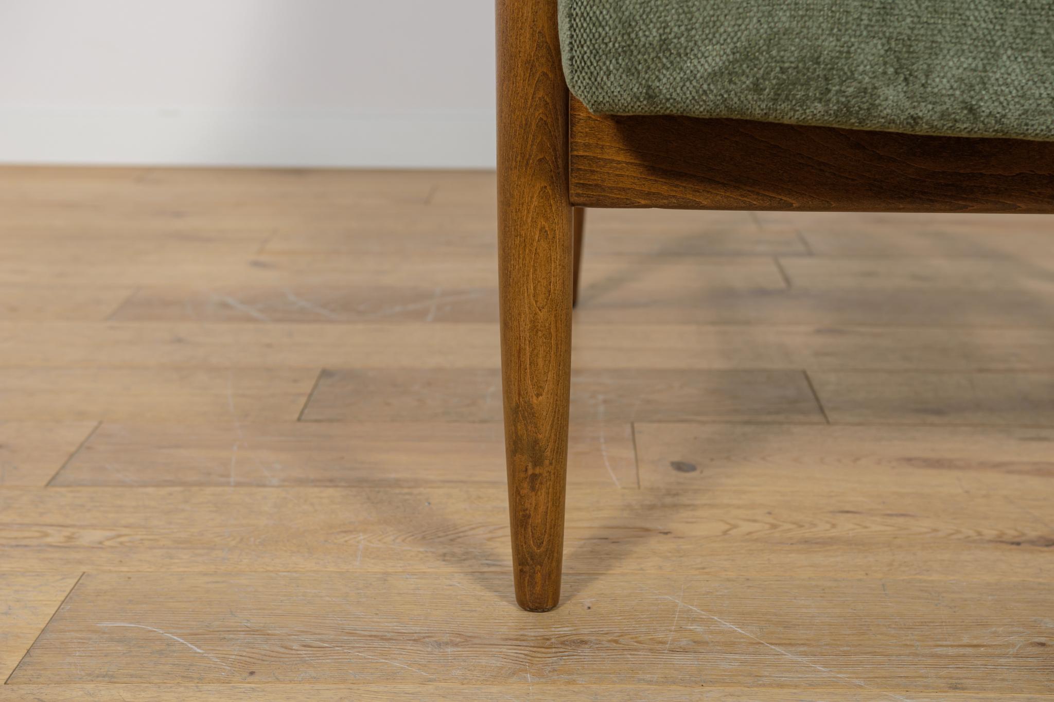 Mid-Century GFM-64 Armchair by Edmund Homa for Gościcińskie Furniture Factory. For Sale 4