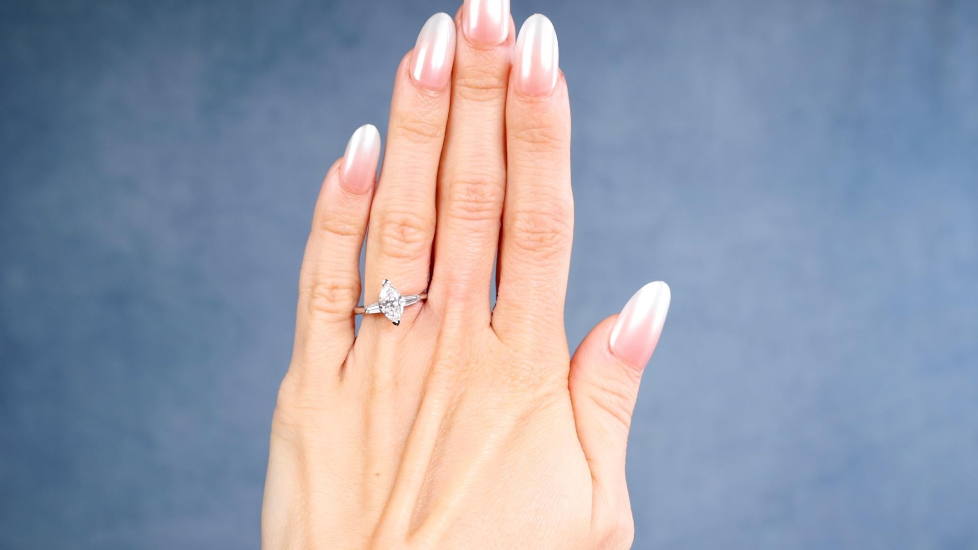 Ein Mid-Century GIA 1.03 Karat Marquise Cut Diamond Platinum Ring. Mit einem GIA-Diamanten im Marquiseschliff von 1,03 Karat, eingestuft in Farbe F und Reinheit VS1. Akzentuiert durch zwei spitz zulaufende Diamanten im Baguetteschliff mit einem