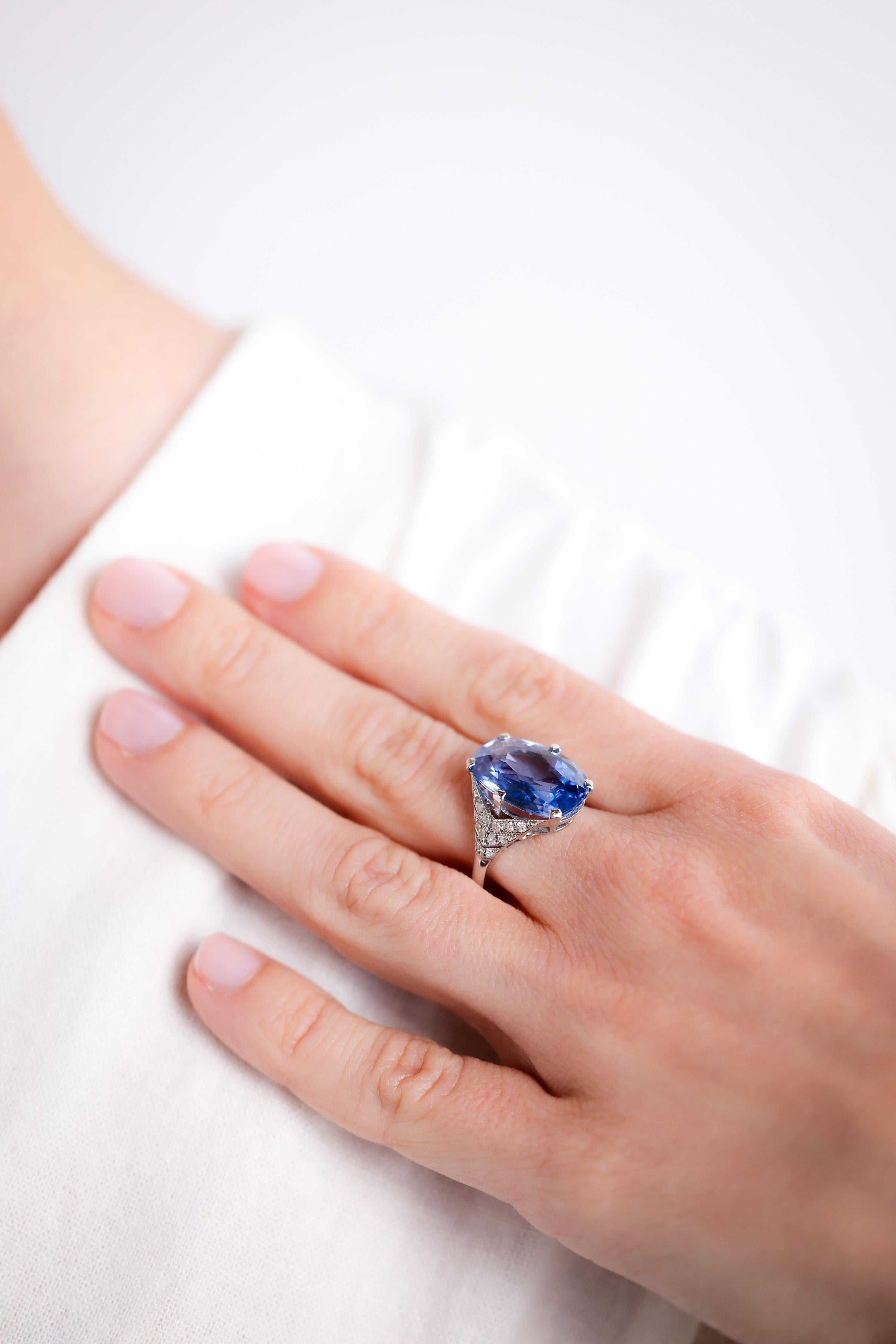 Pierre centrale : Saphir
Certificat : GIA #5202851022
Coupe : Ovale
Poids : 11,46 carats
Couleur : Bleu
Origine : Sri Lanka
Traitements : Pas de traitement thermique
Pierre d'accent : 24 diamants
Coupe : Simple
Poids : Environ 0,3 carats
Couleur : H