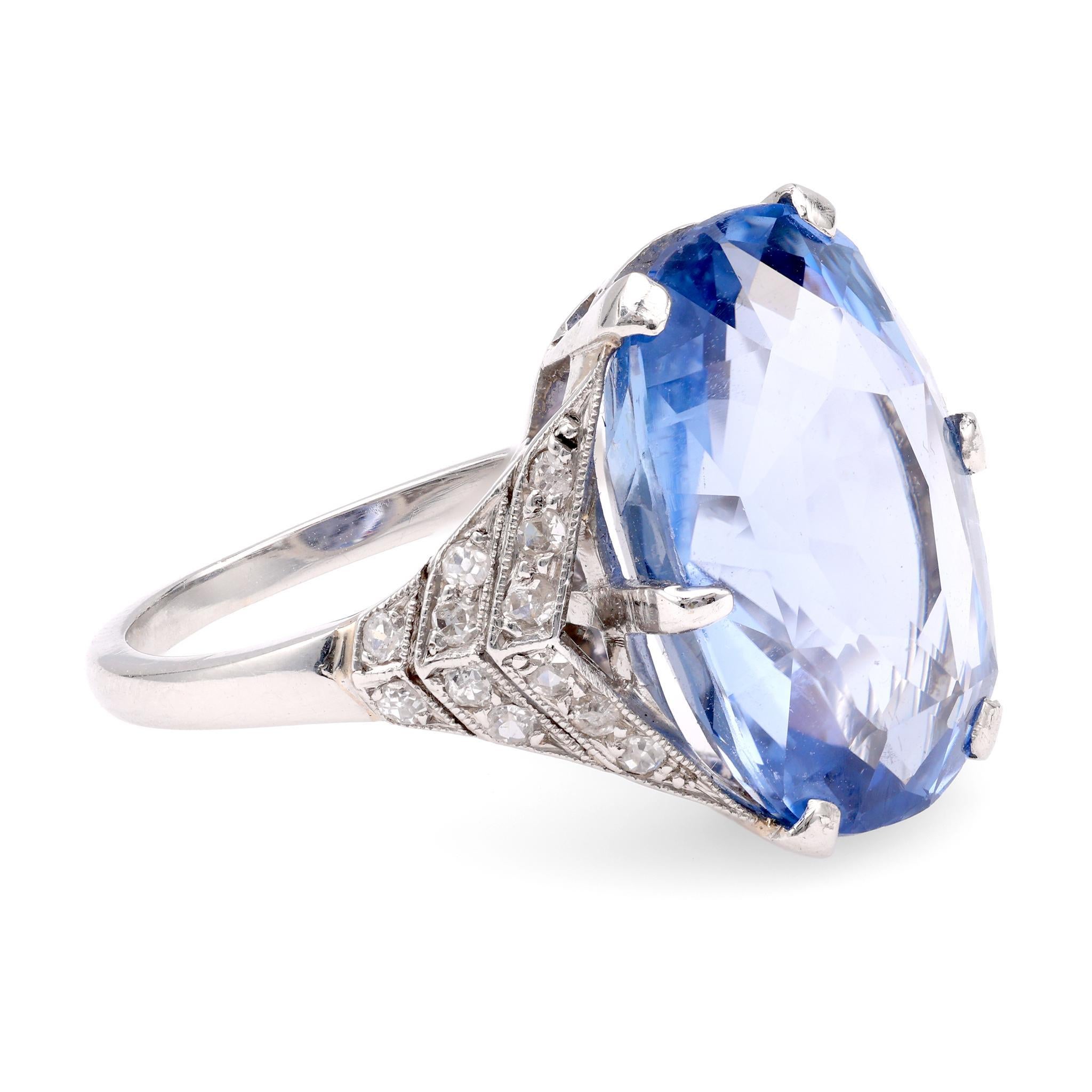 Taille ovale Bague cocktail du milieu du siècle dernier saphir ovale de 11,46 carats certifié GIA et diamants en vente