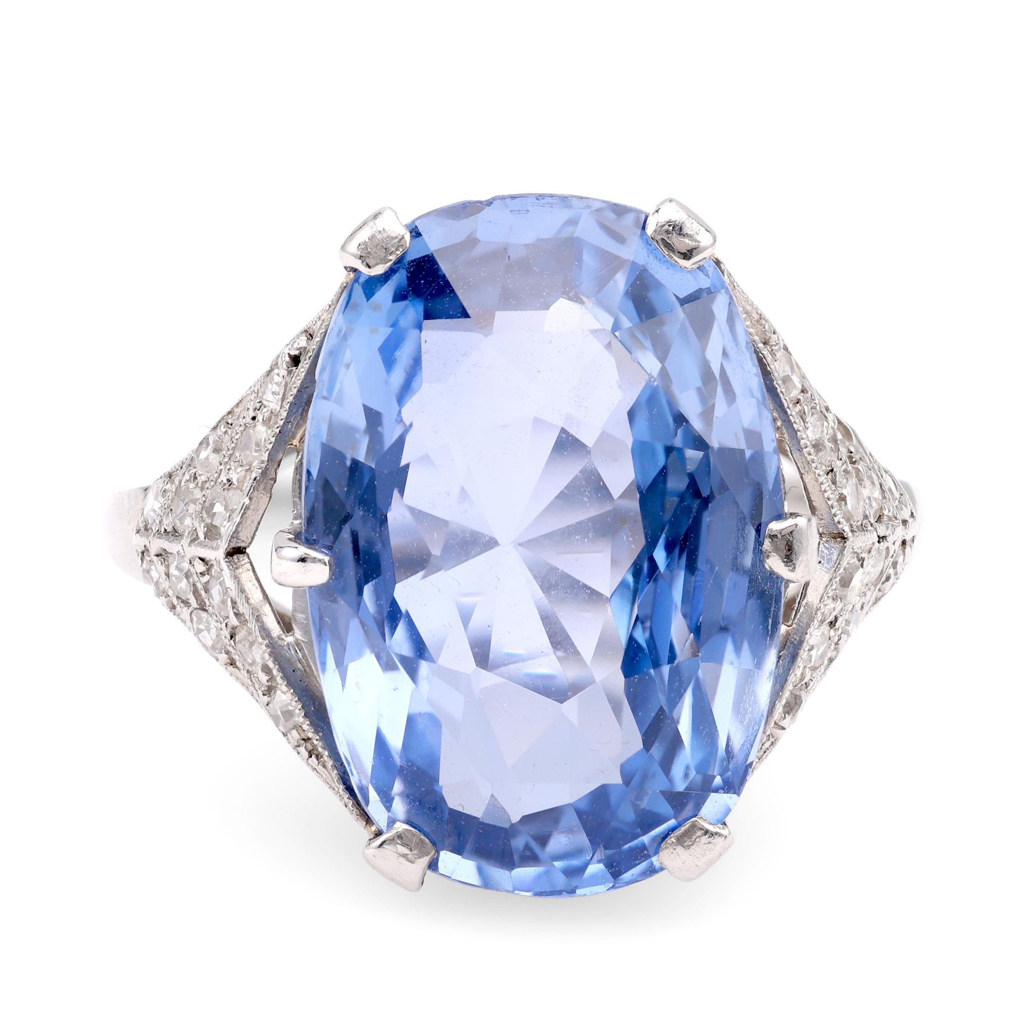 Bague cocktail du milieu du siècle dernier saphir ovale de 11,46 carats certifié GIA et diamants Excellent état - En vente à Beverly Hills, CA