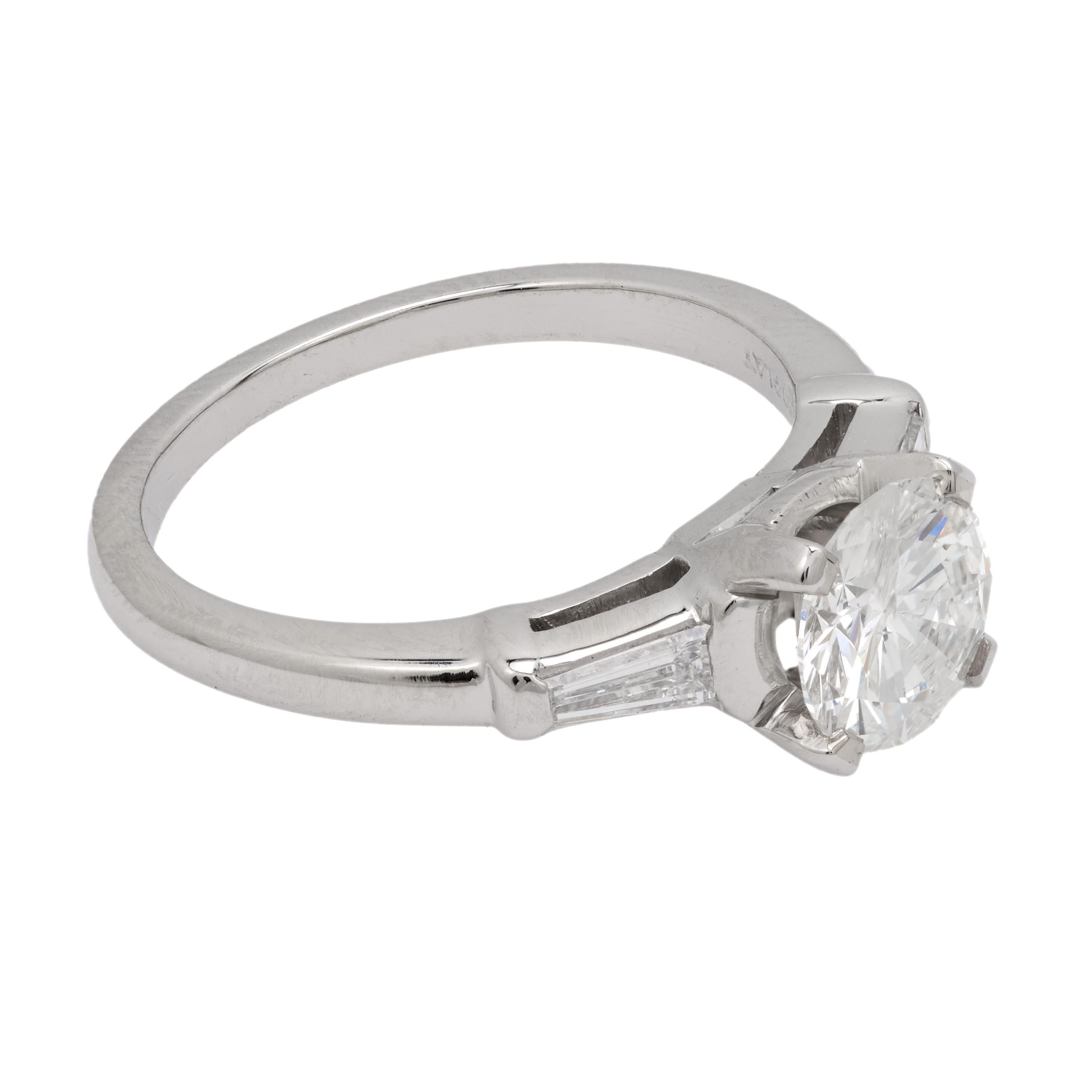 Taglio brillante Anello di fidanzamento in platino con diamante GIA da 1.15 carati di metà secolo in vendita