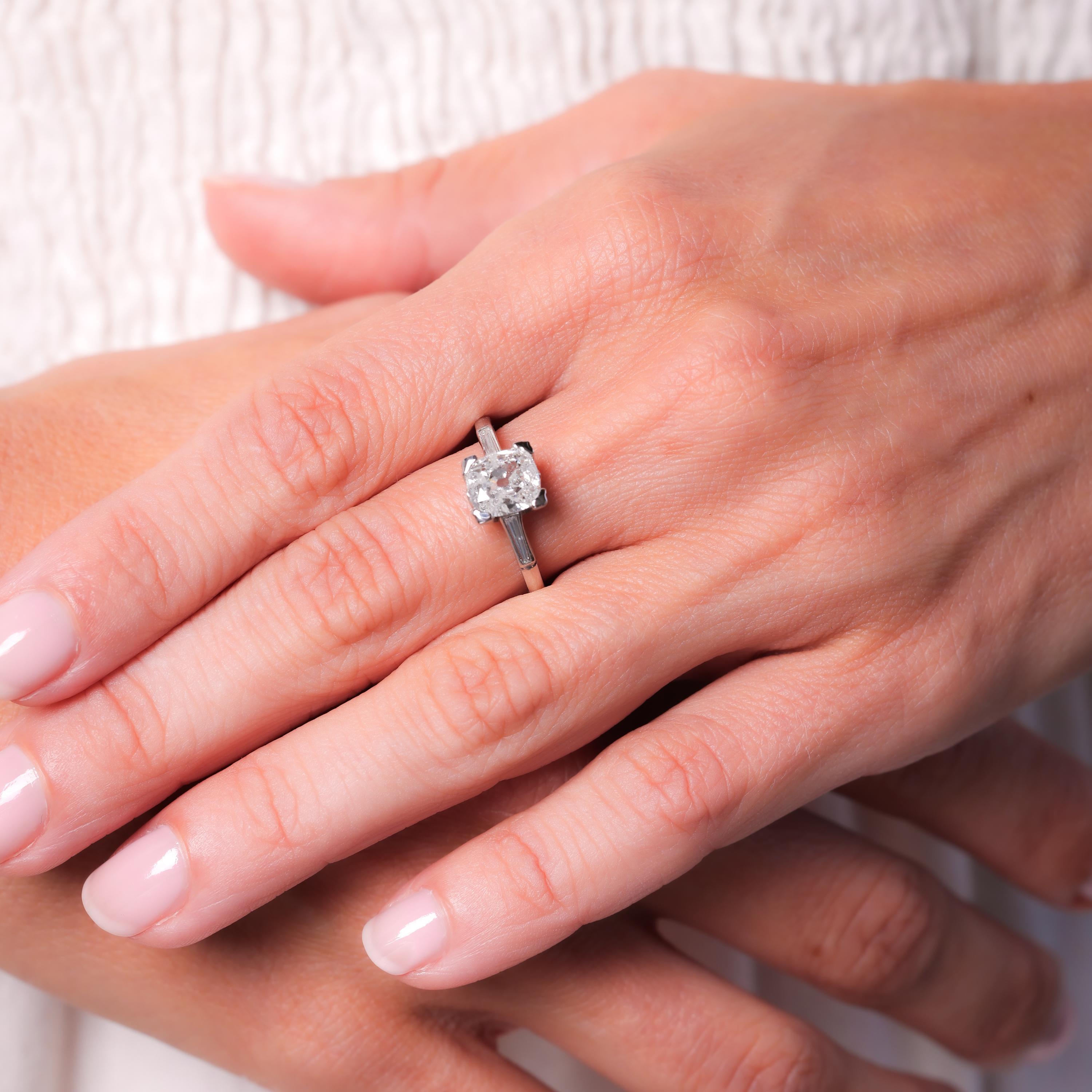 Verlobungsring aus Platin mit GIA 1,3 Karat Diamant im Kissenschliff, Mid-Century für Damen oder Herren