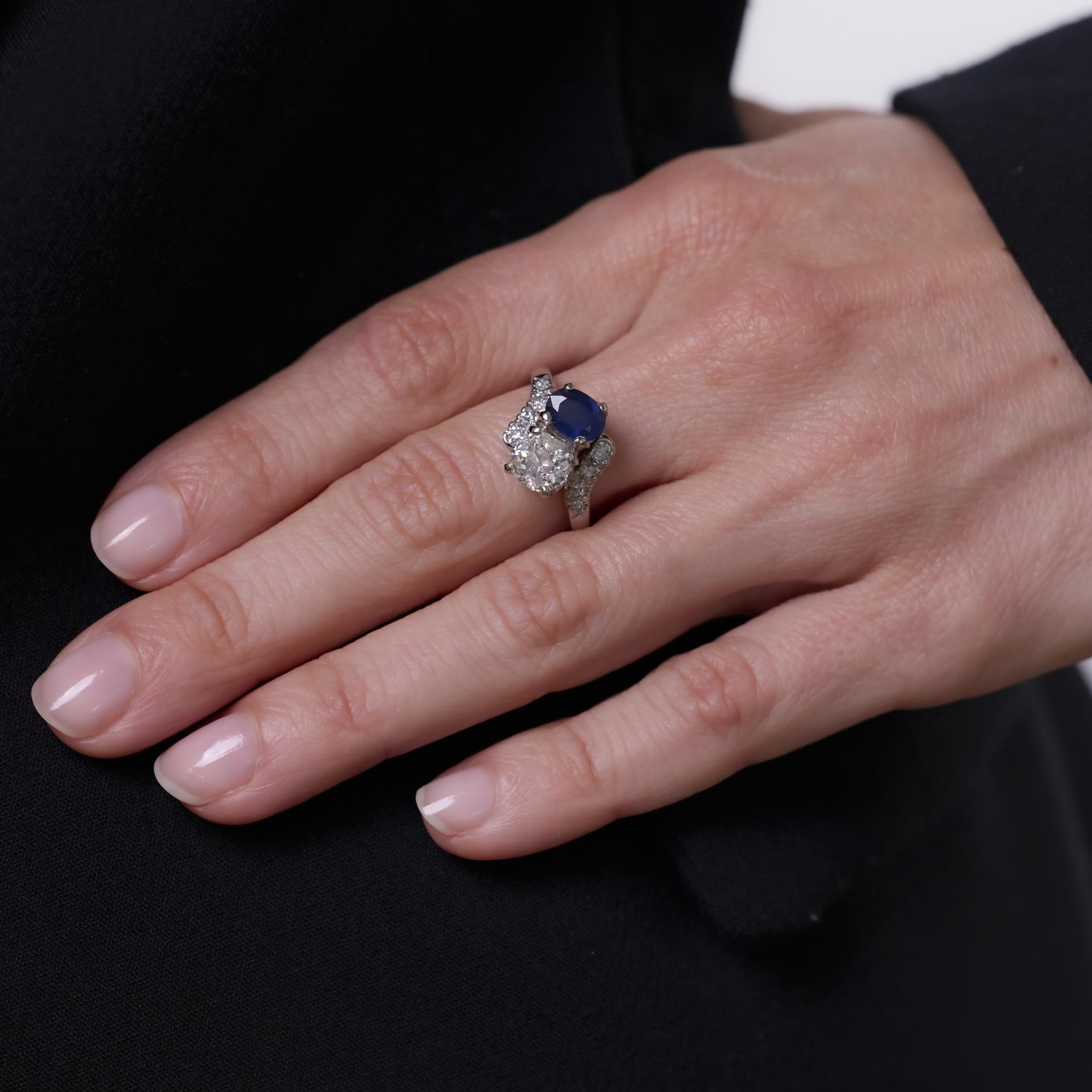 Taglio vecchia miniera Anello GIA di metà secolo con diamante e zaffiro da 1,41 carati in platino Toi Et Moi in vendita