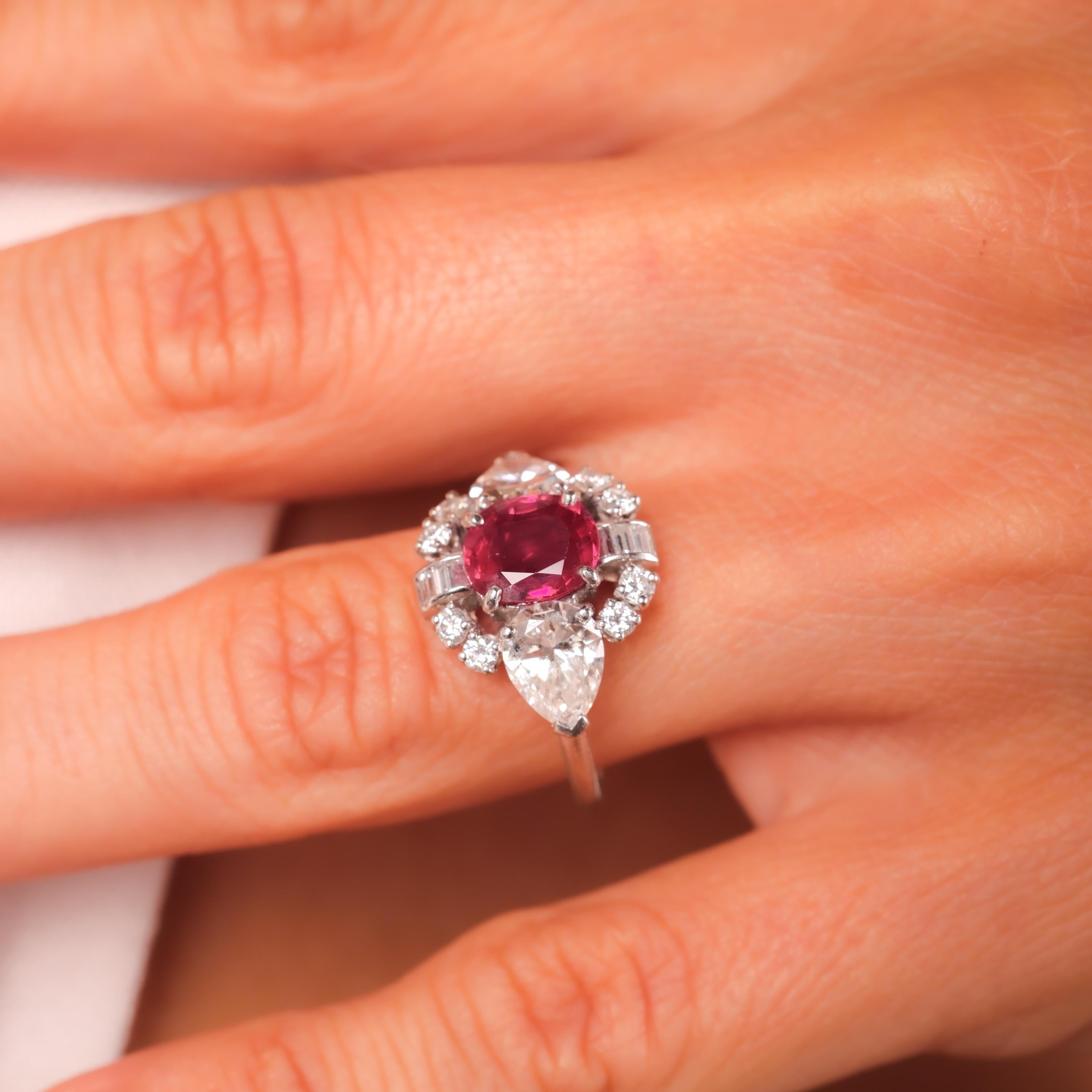 Platinring, GIA 1,5 Karat Burma, unbehandelter Rubin, Diamant, Mid-Century im Zustand „Hervorragend“ in Beverly Hills, CA