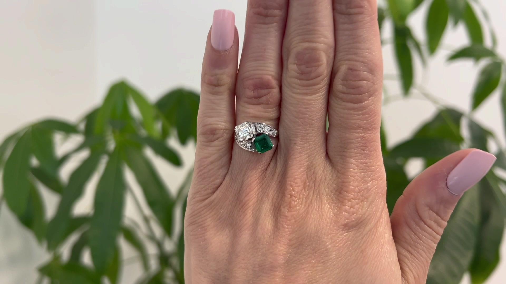 Midcentury GIA 1.50 Carats Asscher Cut Diamond Emerald Platinum Toi et Moi Ring In Good Condition In Beverly Hills, CA