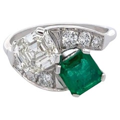 Mitte des Jahrhunderts GIA 1,50 Karat Asscher-Schliff Diamant Smaragd Platin Toi et Moi Ring