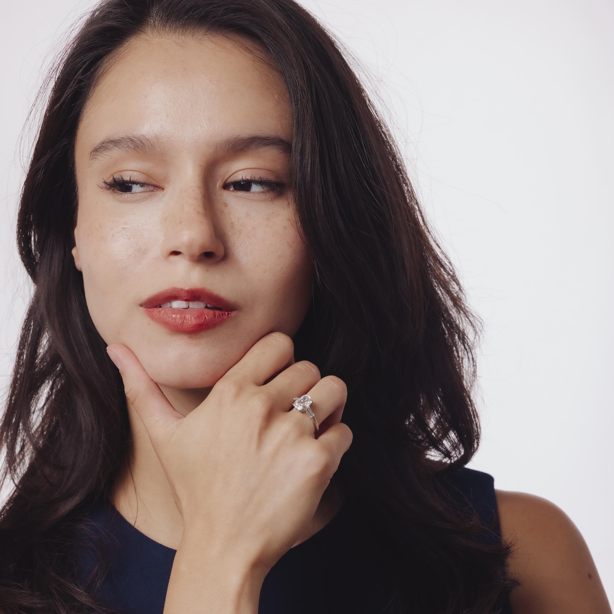 Taglio brillante Anello di fidanzamento di metà secolo GIA con diamante taglio cuscino da 1,56 carati in vendita