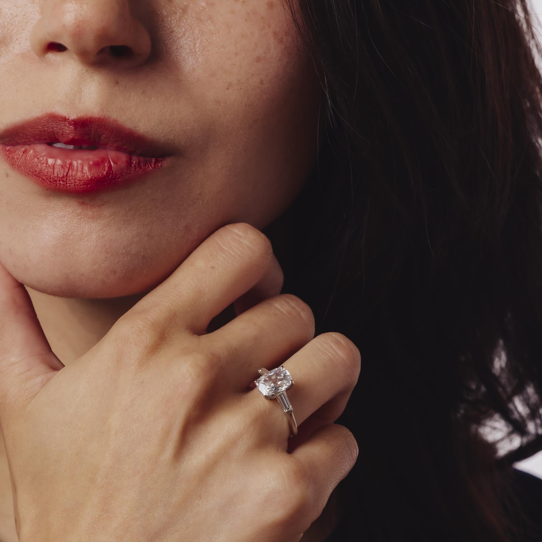 Donna Anello di fidanzamento di metà secolo GIA con diamante taglio cuscino da 1,56 carati in vendita