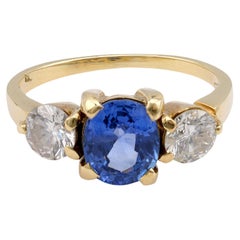 Anello a tre pietre in oro giallo con zaffiro e diamante GIA da 1,80 carati di metà secolo.