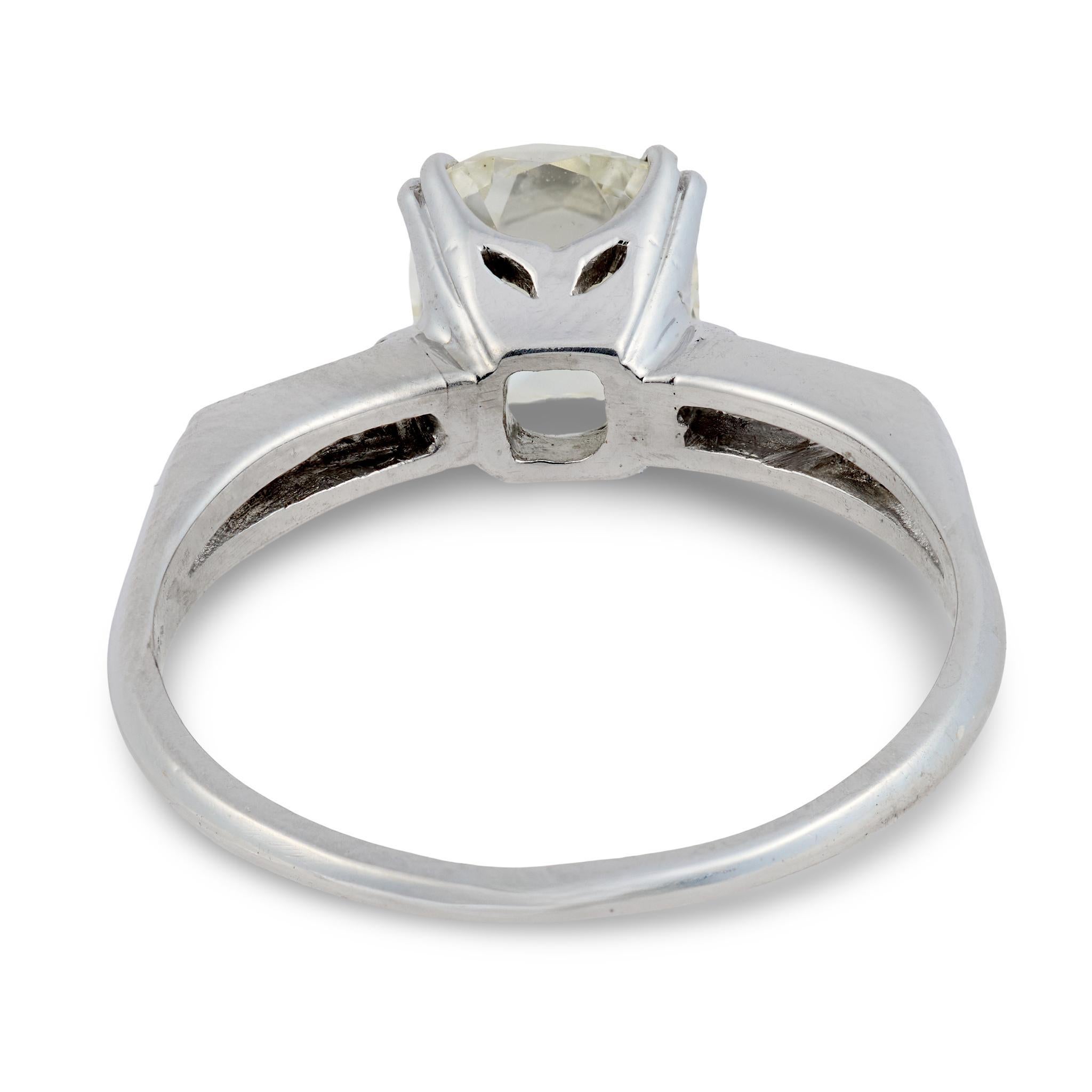 Bague de fiançailles en platine de 1.91 carats de diamant taille ancienne GIA du milieu du siècle dernier Pour femmes en vente