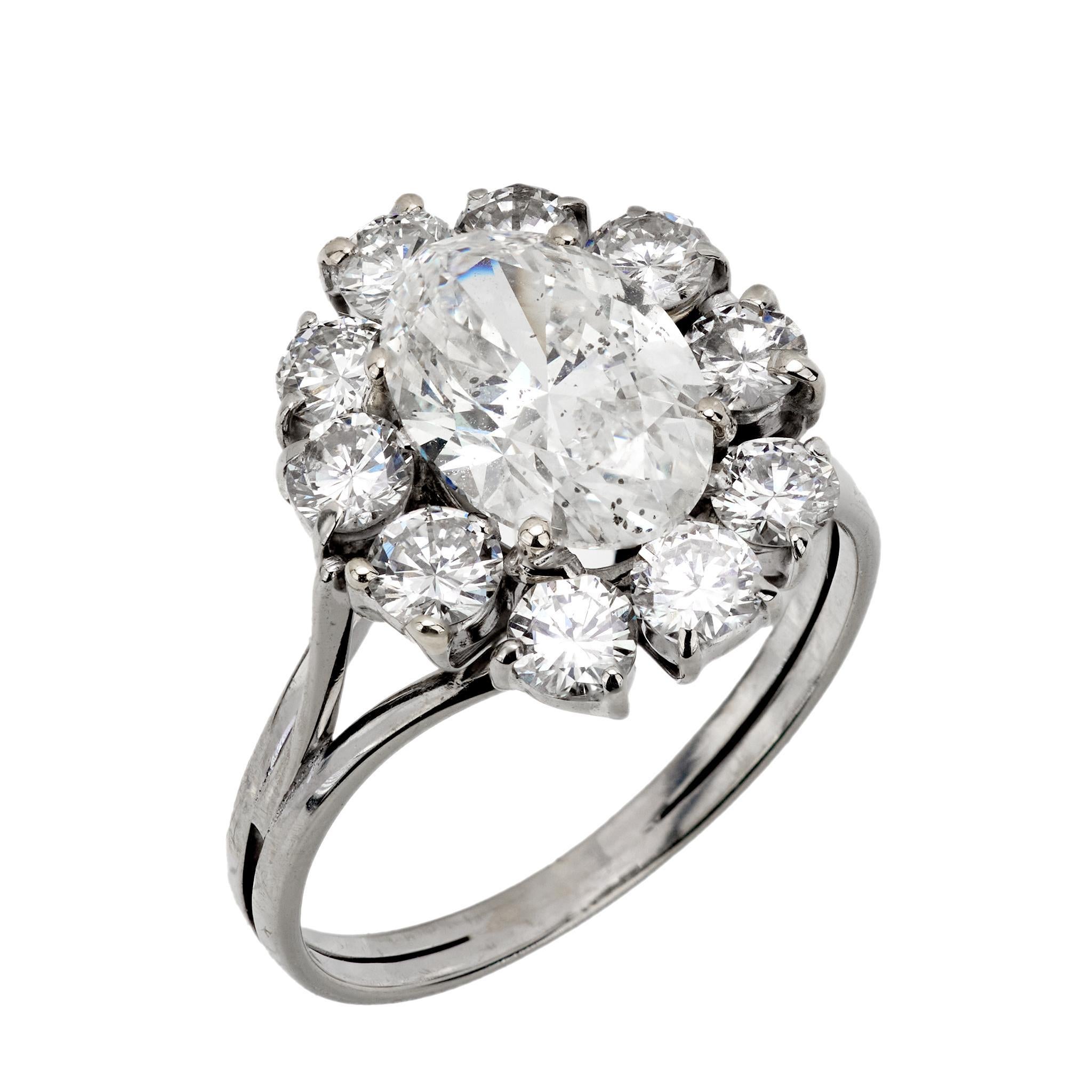 Anello a grappolo in platino con diamante GIA da 2,01 carati di metà secolo in vendita