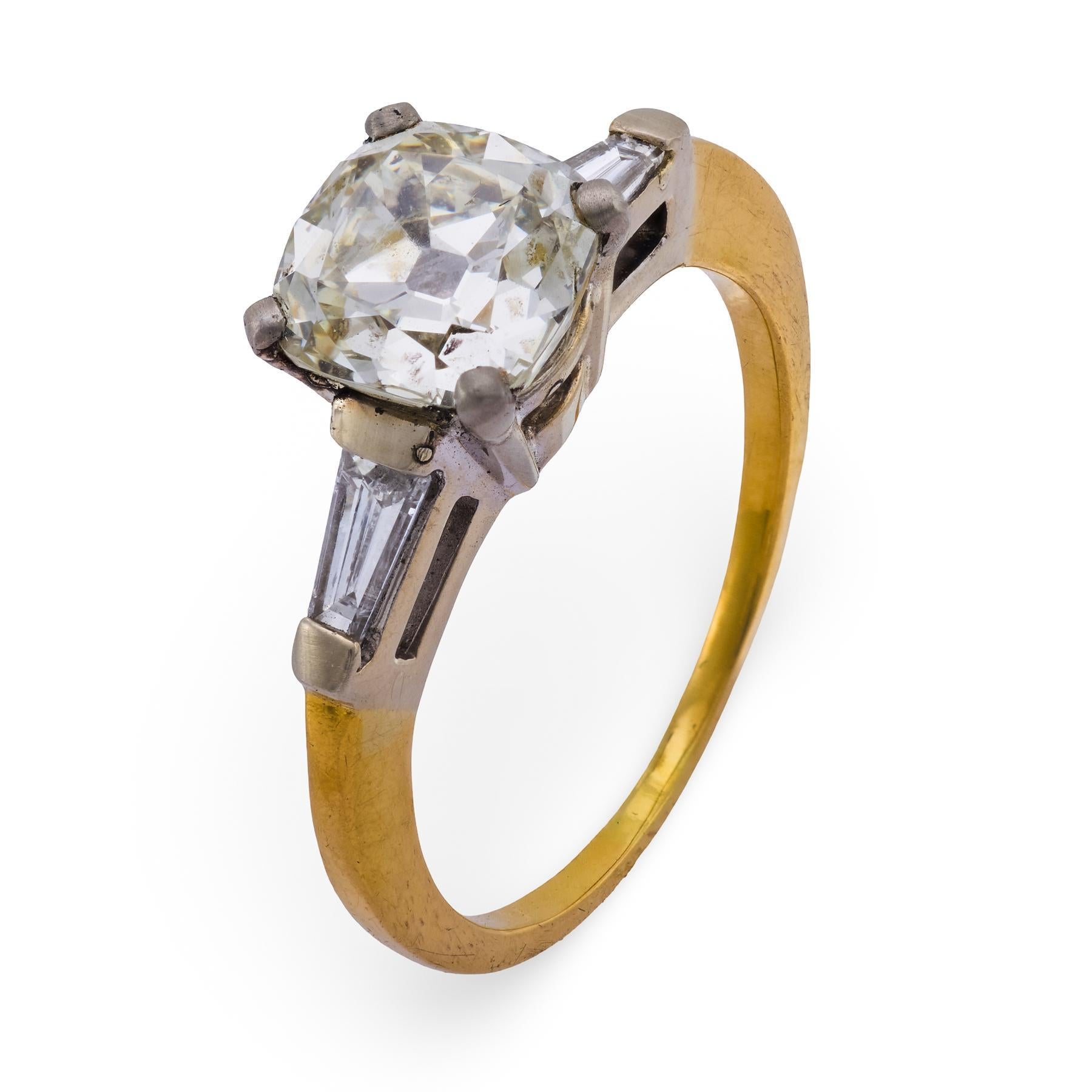 Anillo de compromiso de oro de 18 quilates con diamante talla mina antigua de 2,01 quilates GIA de mediados de siglo en venta