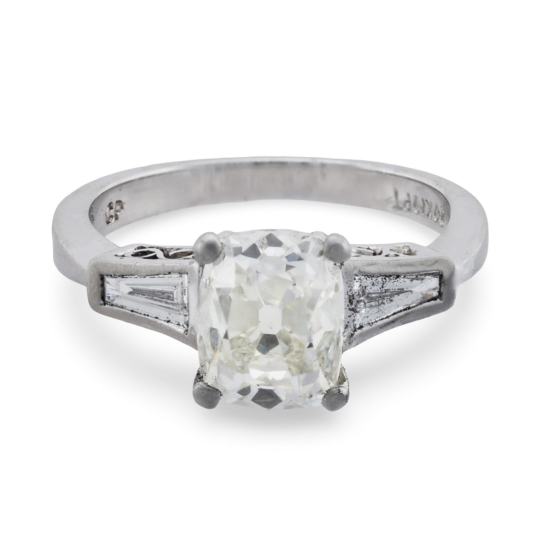 Contemporaneo Anello di fidanzamento in platino di metà secolo GIA con diamante taglio old mine da 2.01 carati in vendita