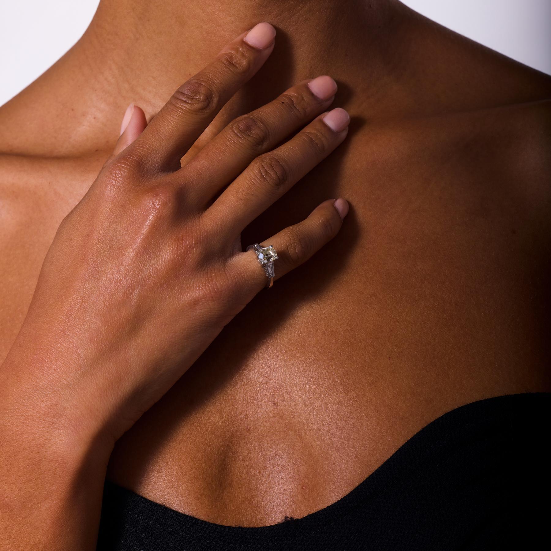 Taglio vecchia miniera Anello di fidanzamento in platino di metà secolo GIA con diamante taglio old mine da 2.01 carati in vendita