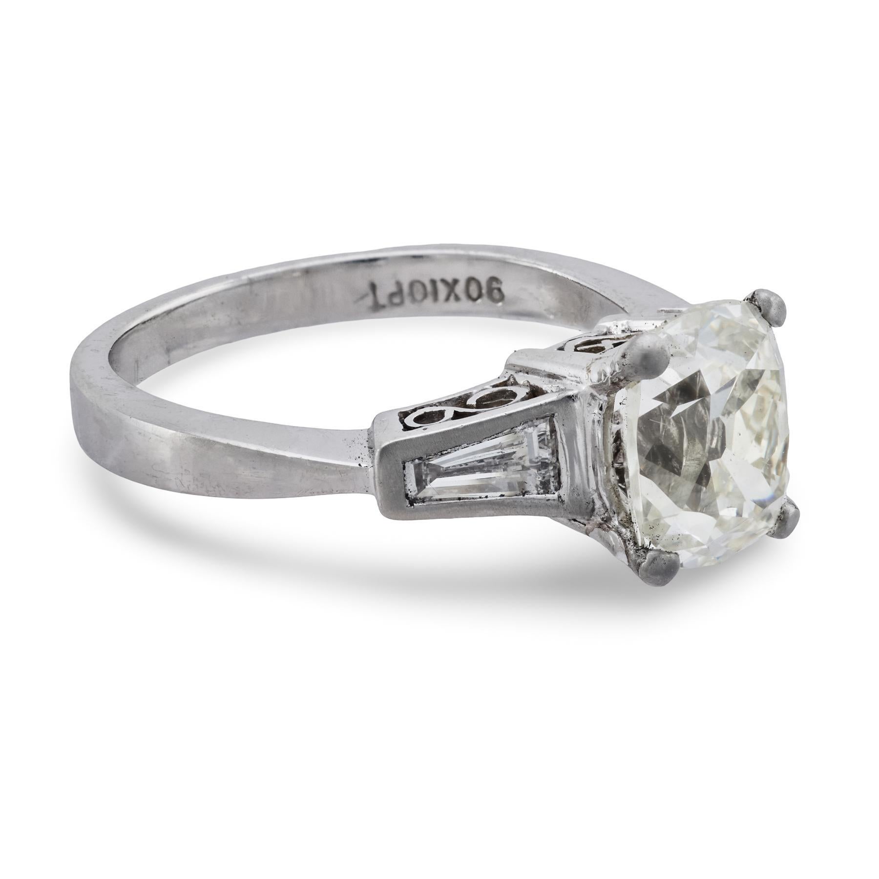 Anello di fidanzamento in platino di metà secolo GIA con diamante taglio old mine da 2.01 carati In condizioni buone in vendita a Beverly Hills, CA