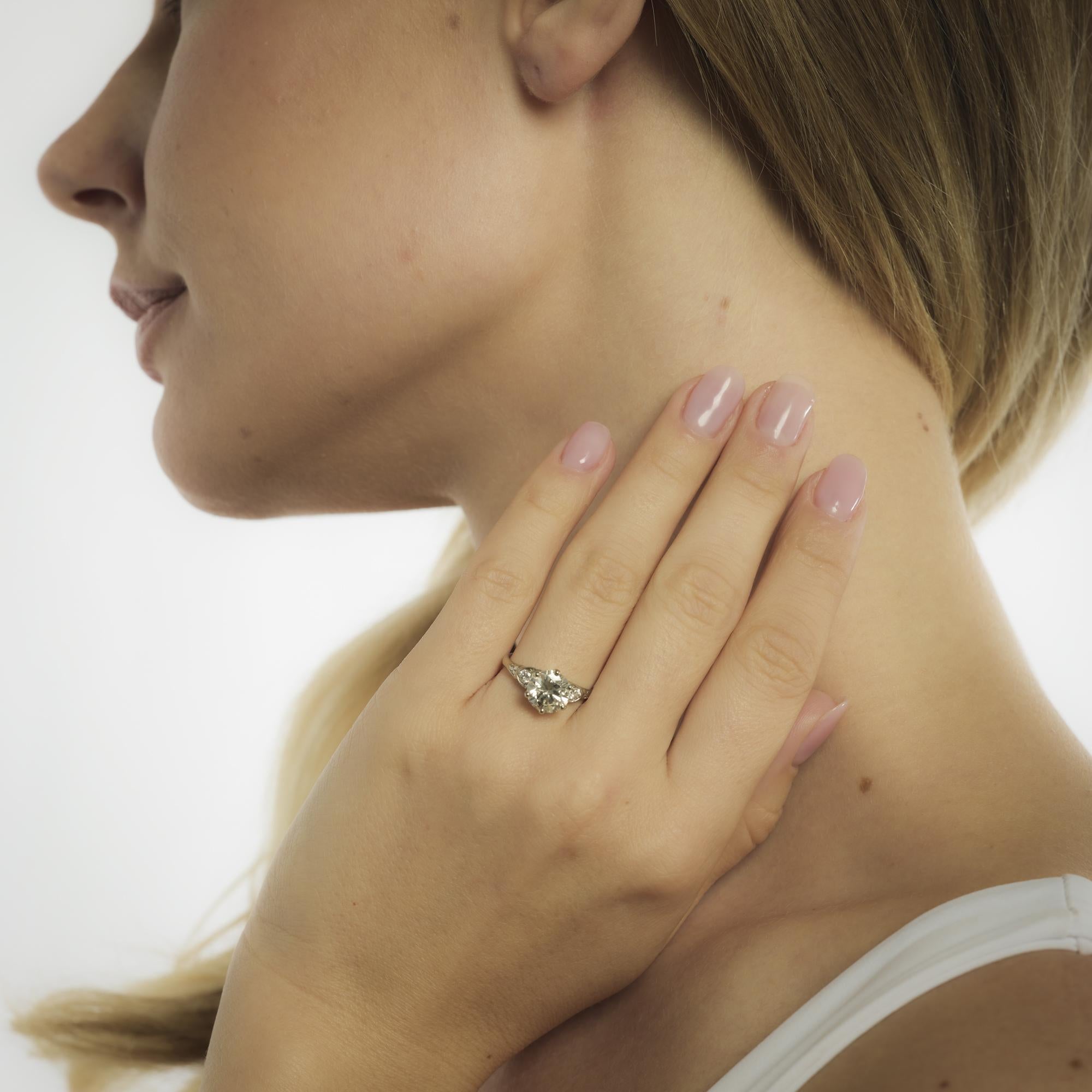 Anillo de compromiso de oro blanco de 14k con diamante de 2,04 quilates GIA de mediados de siglo Contemporáneo en venta