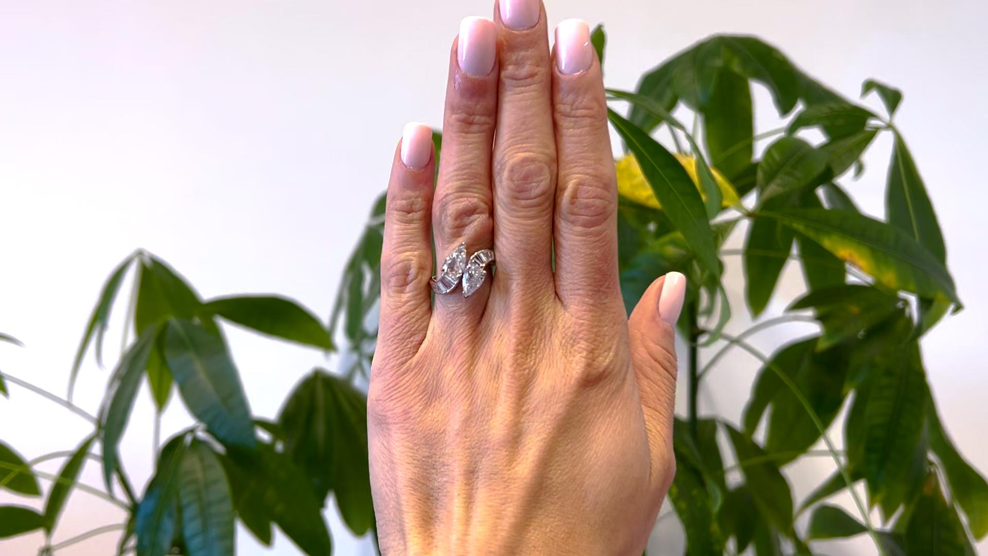 Ein Mid Century GIA 2,05 Karat Gesamtgewicht Diamant Platin Toi et Moi Ring. Mit einem GIA-Diamanten im Birnenschliff von 1,03 Karat, begleitet von der GIA-Nummer 7441202662, die besagt, dass der Diamant die Farbe I und die Reinheit I2 hat, und