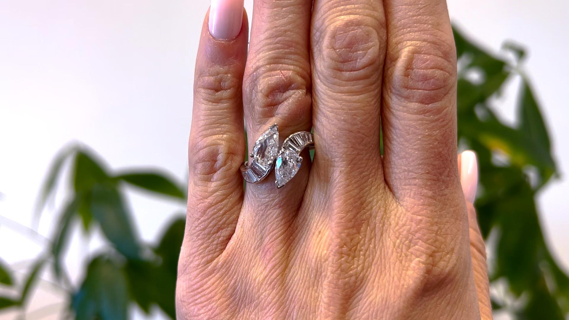 Mitte des Jahrhunderts GIA 2,05 Karat Gesamtgewicht Diamant Platin Toi et Moi Ring (Tropfenschliff)