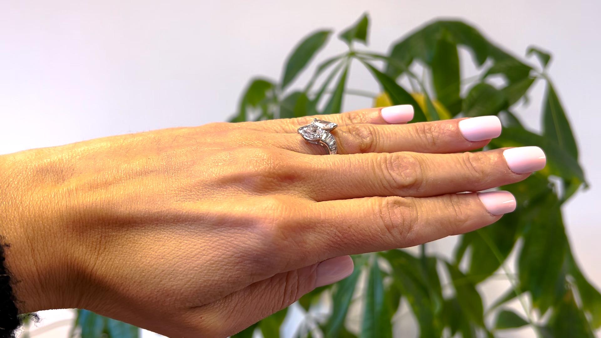 Mitte des Jahrhunderts GIA 2,05 Karat Gesamtgewicht Diamant Platin Toi et Moi Ring im Zustand „Gut“ in Beverly Hills, CA