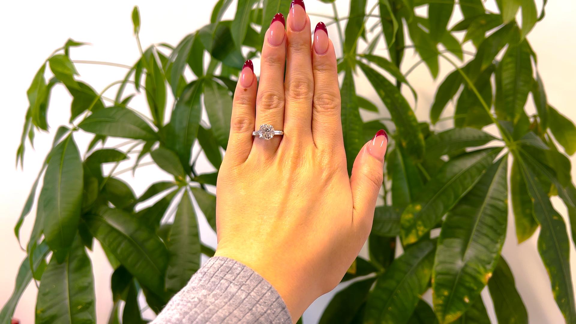 Eine Mid Century GIA 2.08 Karat runden Brillantschliff Diamant Platin Ring. Mit einem GIA runden Brillanten von 2,08 Karat, begleitet von GIA #1226719981, die besagt, dass der Diamant M schwache braune Farbe, SI1 Klarheit ist. Akzentuiert durch zwei