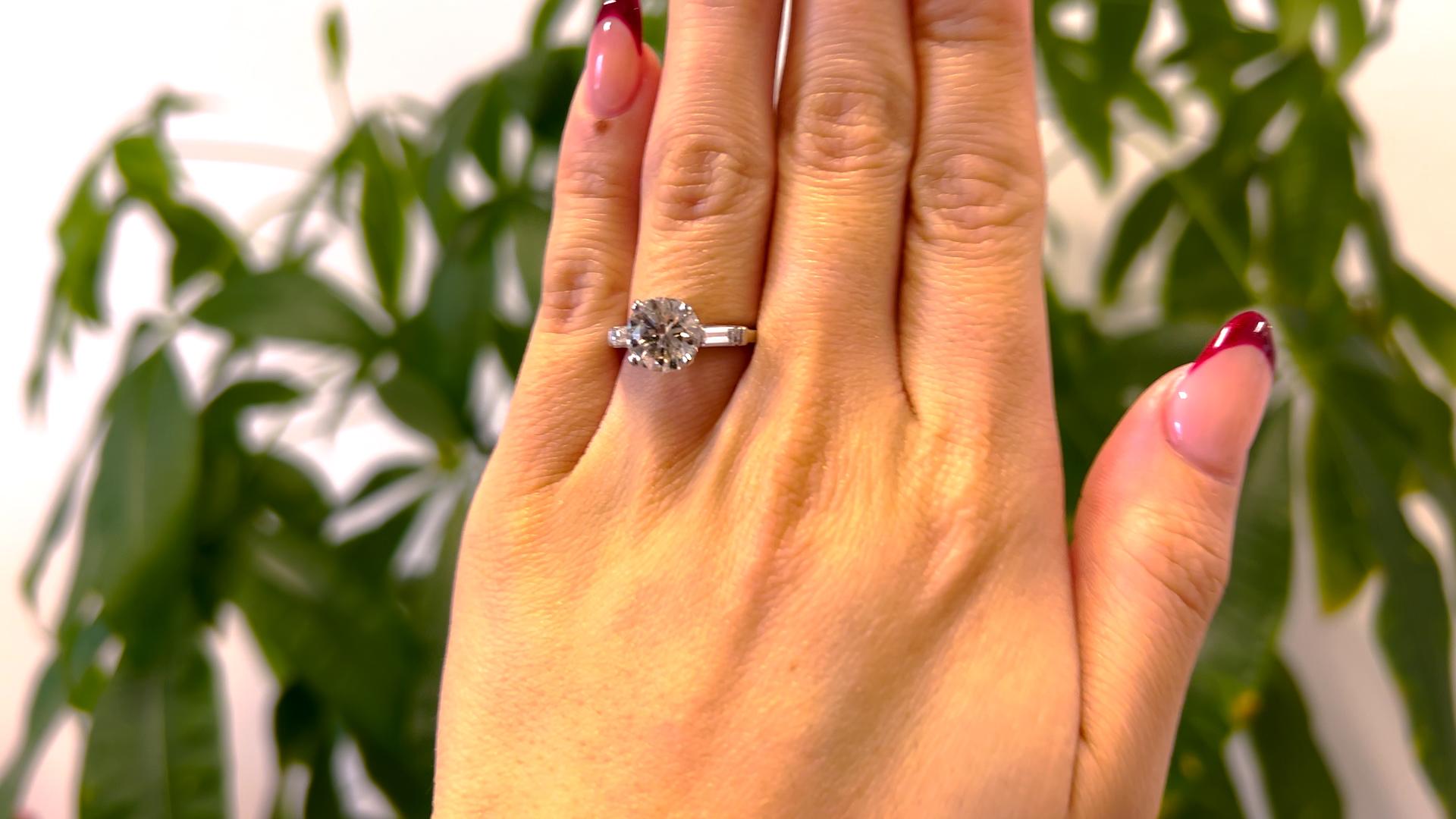 Platinring mit GIA 2.08 Karat rundem Diamanten im Brillantschliff, Mitte des Jahrhunderts im Zustand „Gut“ in Beverly Hills, CA