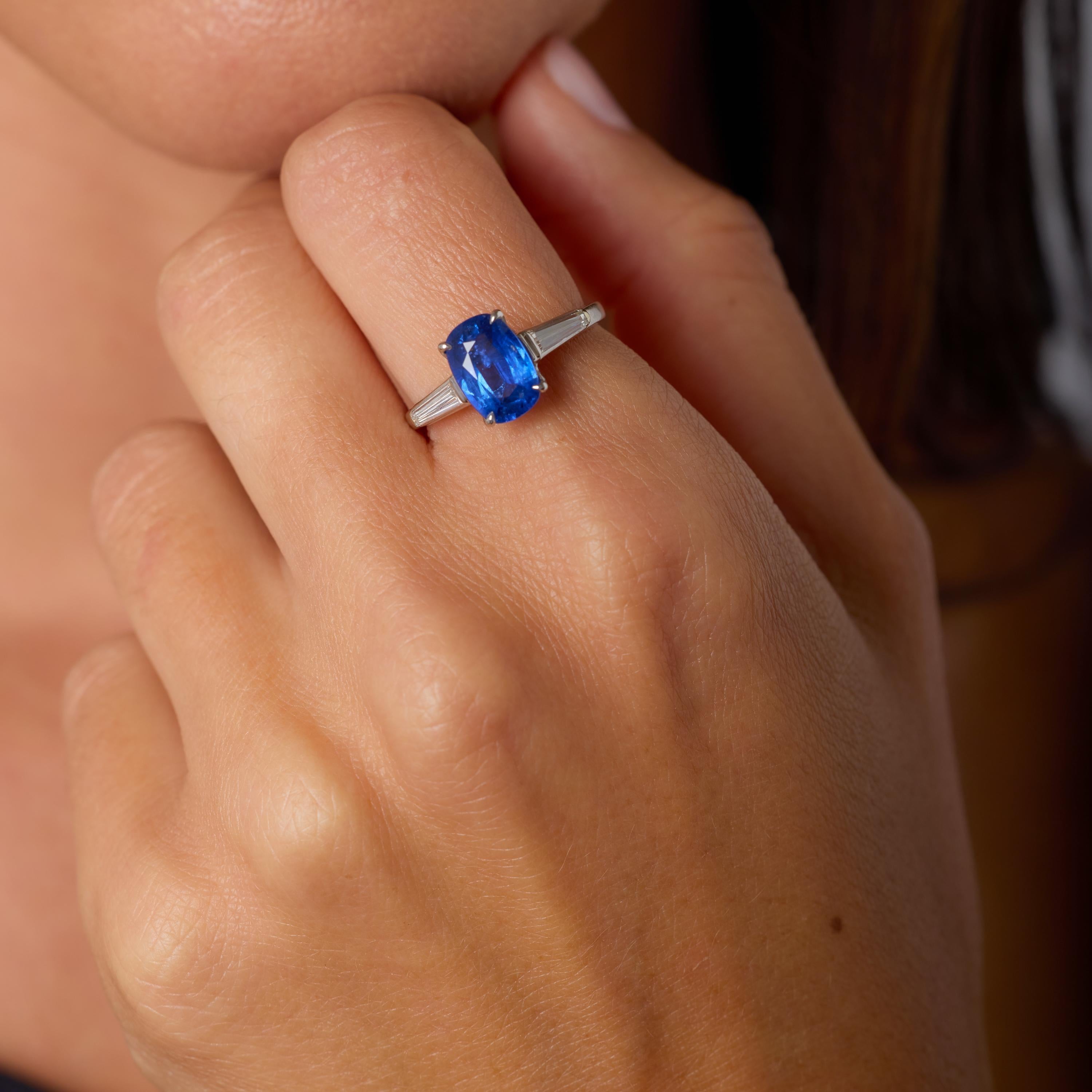 Dieser raffinierte Platinring aus der Mitte des Jahrhunderts präsentiert die ruhige Schönheit eines GIA-zertifizierten Ceylon-Saphirs von 2,10 Karat, der für seinen strahlend blauen Farbton und seine bemerkenswerte Klarheit bekannt ist. Der