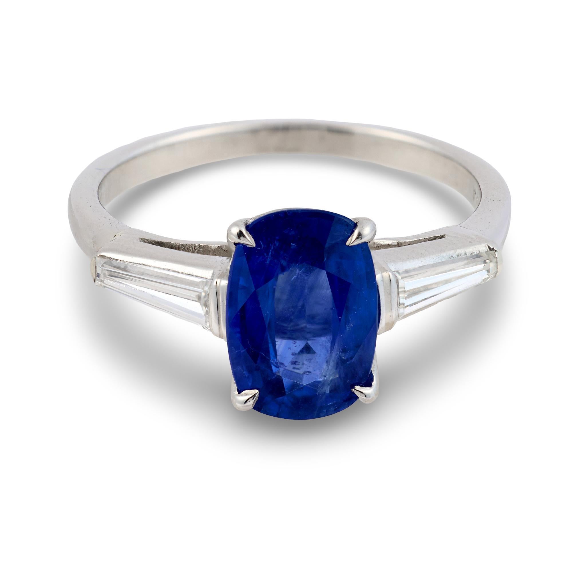 Mid Century GIA 2.10 Karat Ceylon Saphir Diamant Platin Ring (Zeitgenössisch) im Angebot