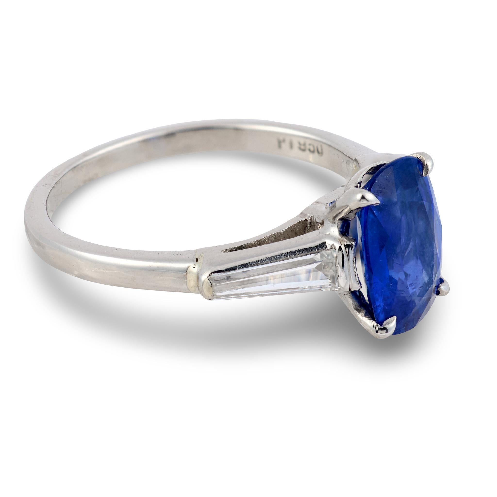 Mid Century GIA 2.10 Karat Ceylon Saphir Diamant Platin Ring im Zustand „Gut“ im Angebot in Beverly Hills, CA