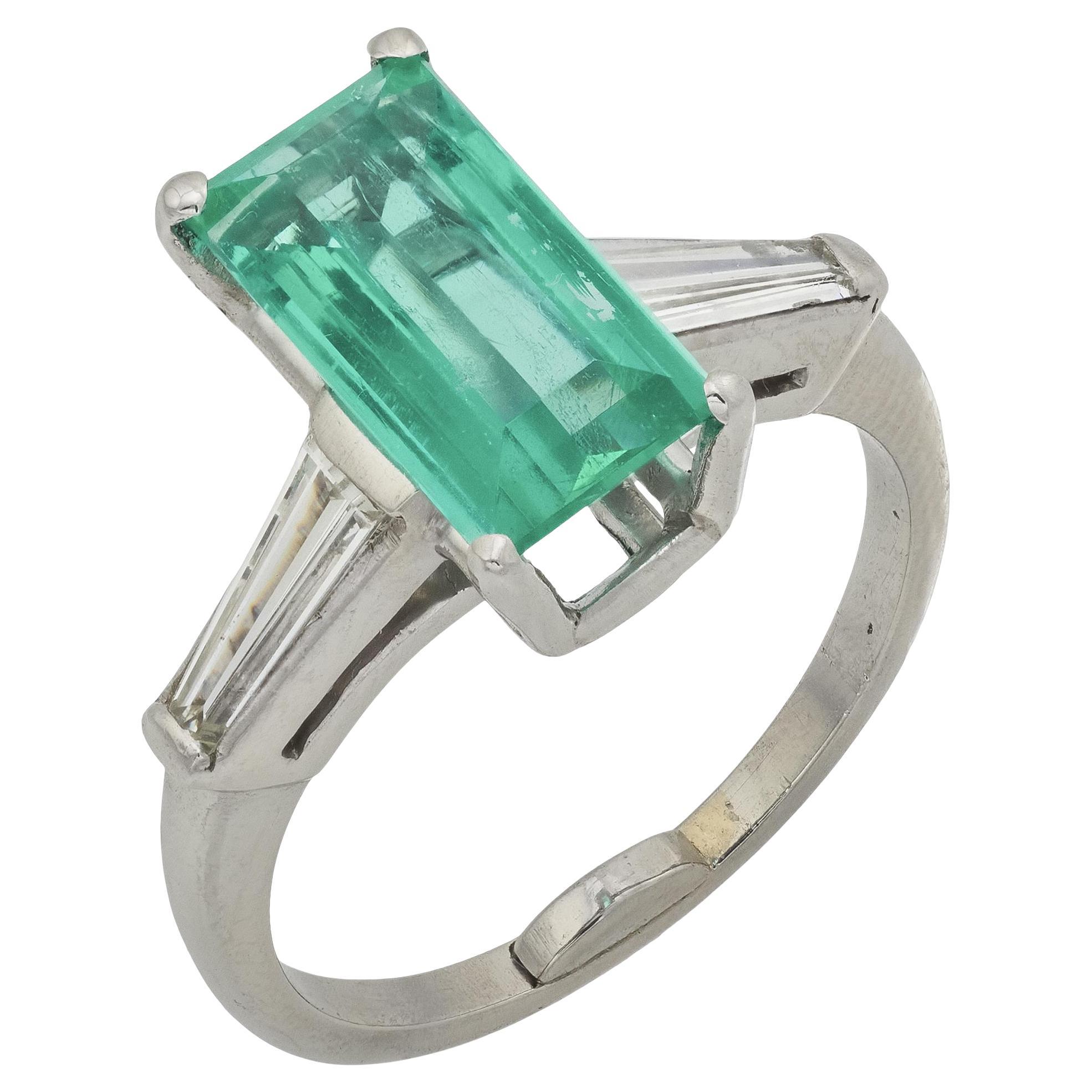 Anello in platino con smeraldo colombiano da 2,28 carati GIA di metà secolo in vendita