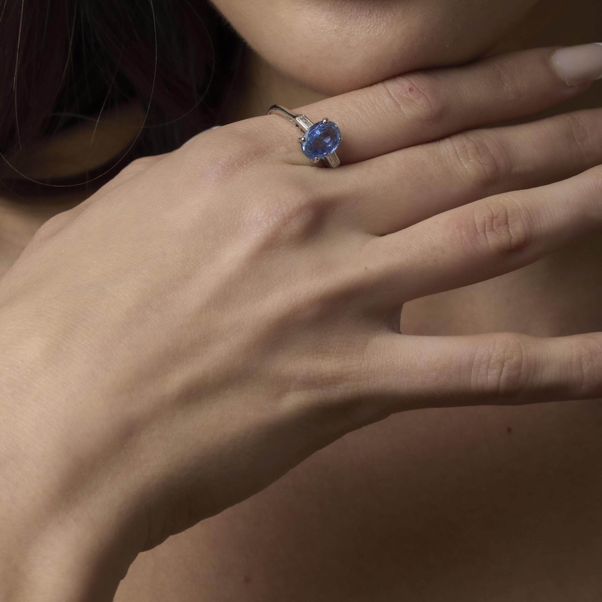 Taglio ovale Anello di metà secolo GIA con zaffiro Ceylon senza calore e diamante in platino da 2,31 carati in vendita