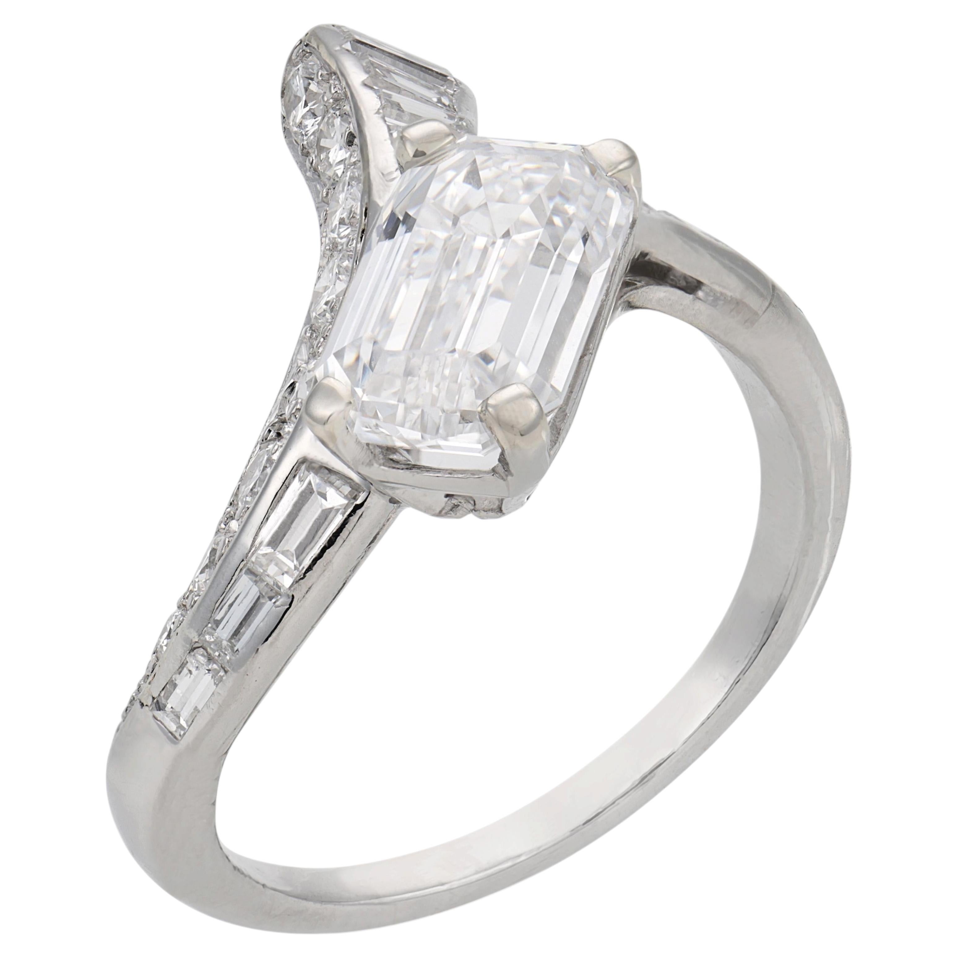Bague en platine du milieu du siècle, sertie d'un diamant taille émeraude de 2,69 carats certifié par le GIA