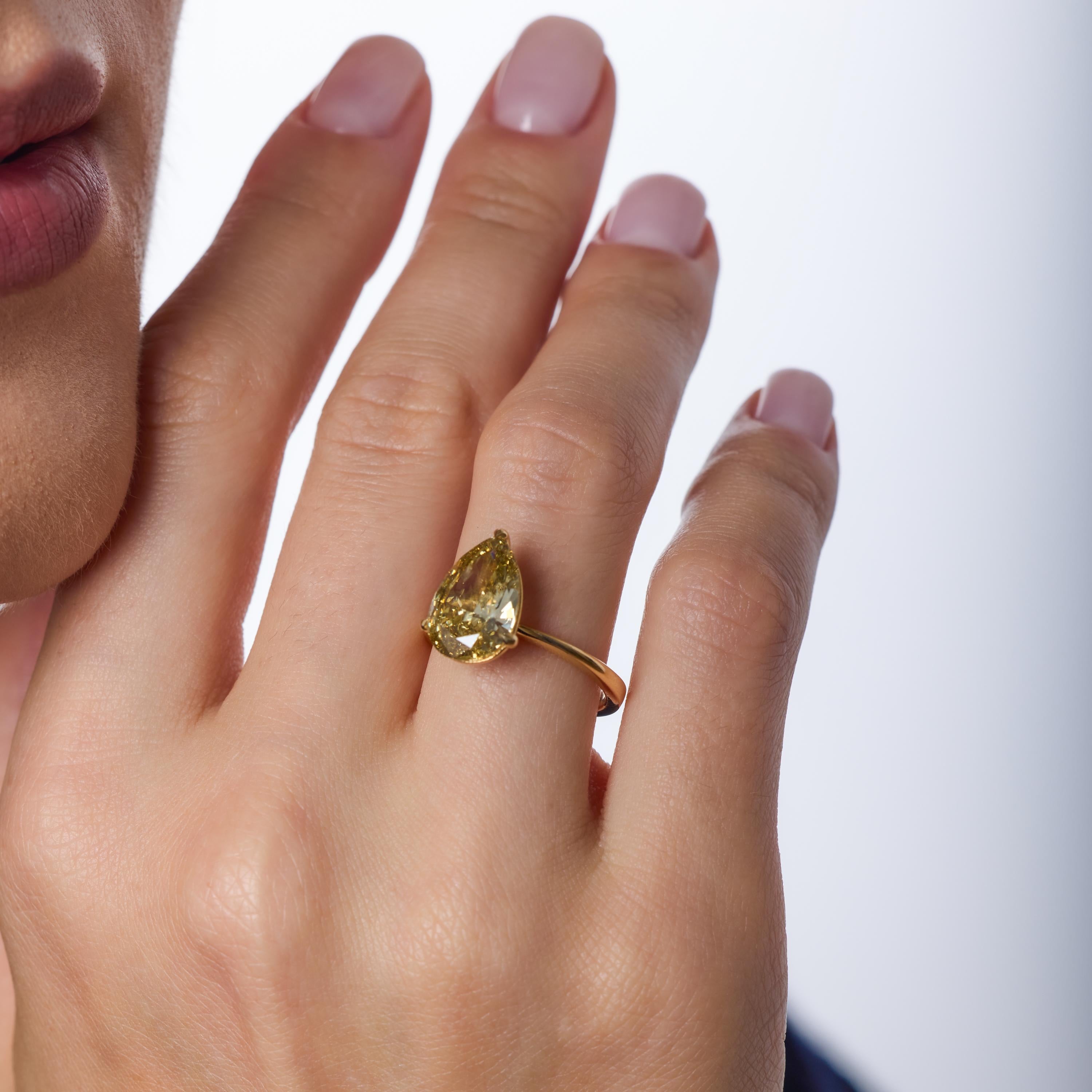 Dieser Mid-Century-Ring präsentiert einen fesselnden, von GIA zertifizierten 3,08-Karat-Diamanten im Birnenschliff, der in einem satten, bräunlich-gelben Fancy-Farbton leuchtet und Wärme und Individualität ausstrahlt. Seine längliche tropfenförmige